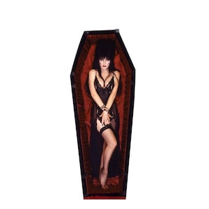 Voyageur debout Elvira in cercueil grandeur nature pour Halloween, fans d'horreur et collectionneurs, découpe Elvira en carton, collection Halloween, événements