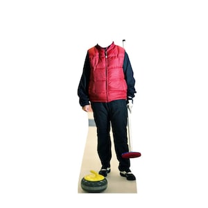 Peut inclure: Une silhouette en carton grandeur nature d'un joueur de curling portant un gilet rouge matelassé sur un haut noir à manches longues et un pantalon noir. La figure tient un balai de curling à tête rouge près d'une pierre de curling jaune et grise.
