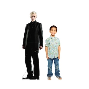 Découpe en carton de Draco Malfoy - Serpentard debout grandeur nature pour les fans de Harry Potter et les fêtes, voyageur debout au cinéma, découpe en carton pour événement