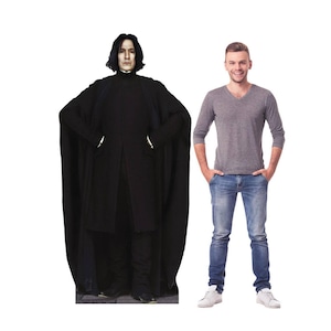 Découpe en carton grandeur nature du professeur Snape - Severus Rogue voyageur debout, fans de Harry Potter et fêtes, découpe en carton pour événement de Poudlard