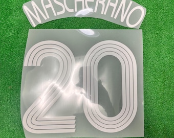 Conjunto de camiseta local del Liverpool 2006/08 con el nombre de Mascherano