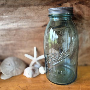 Vintage Blue Ball Perfect Mason canning jar with metal top