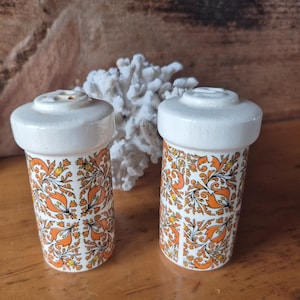 Salero y pimentero vintage de los años 70, colores retro naranja y blanco, 3 3/4 pulgadas de alto