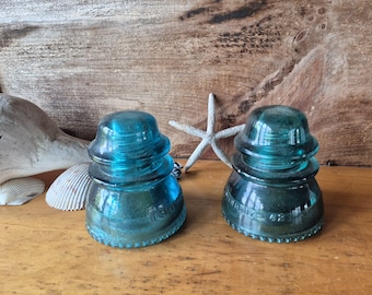 Isoladores de vidro Hemingray 42 vintage azul-esverdeados. Conjunto de 2 peças.