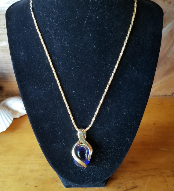ヴィンテージ JOMAZ ゴールドトーンネックレス、ディープブルーガラス 