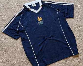 Camisa de Futebol Retrô Personalizada da França FFF - Azul Marinho, Gola V Branca e Listras - Patch Bordado do Galo Dourado - Futebol Francês