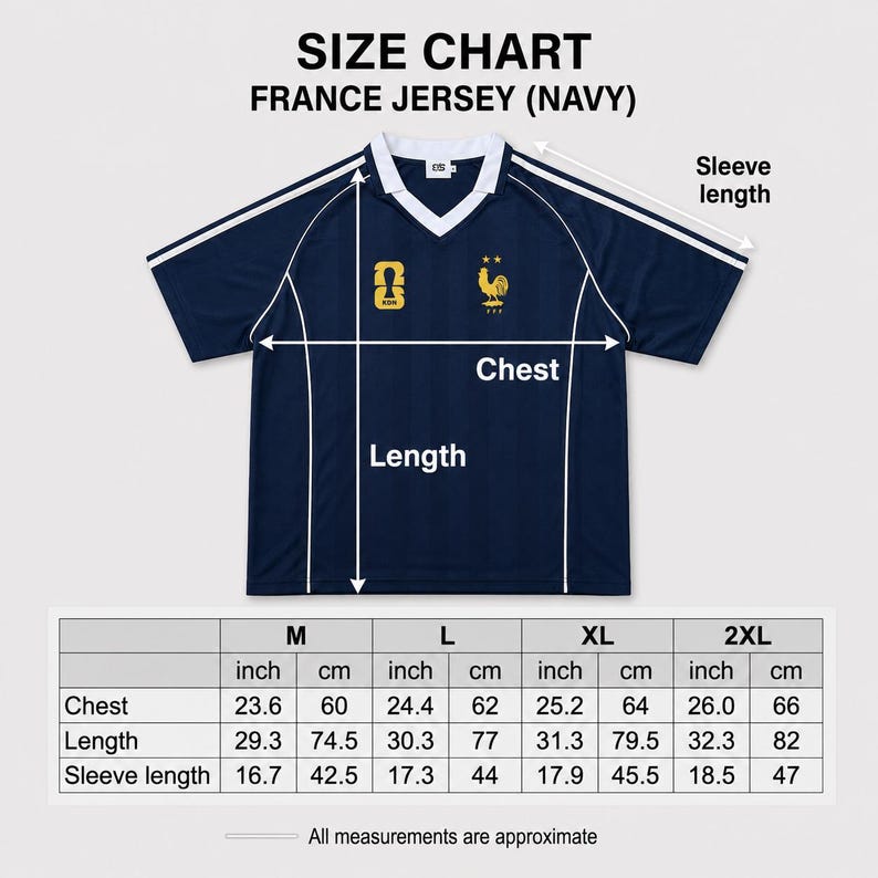 Pu&ograve; includere: Una maglia blu navy con scollo a V, bordini bianchi e strisce bianche sulle spalle. Sul petto sono presenti un logo giallo e un emblema di un gallo giallo. Una tabella taglie mostra le misure in cm per torace, lunghezza e maniche da M a 2XL.