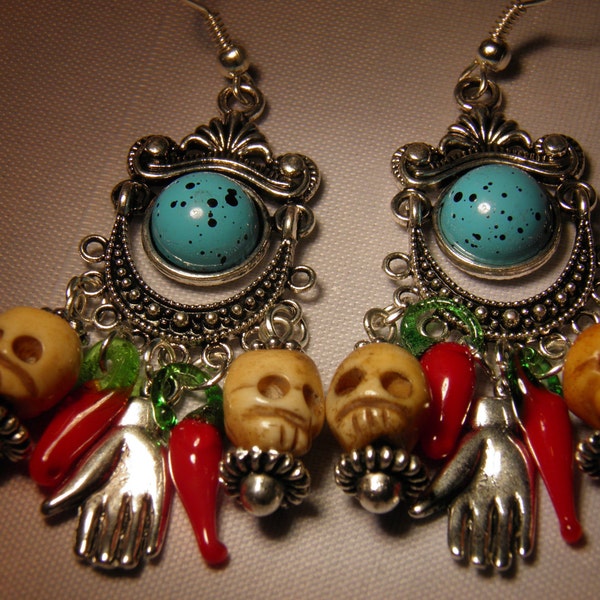 Jour des morts boucles d’oreilles, bijoux de tête de mort OS sculpté, étain mains, Chili Peppers Dia de los Muertos Goth Halloween boucles d’oreilles Rockabilly