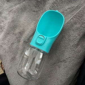 Botella de agua portátil para perros: dispensador de viaje a prueba de fugas con recipiente incorporado
