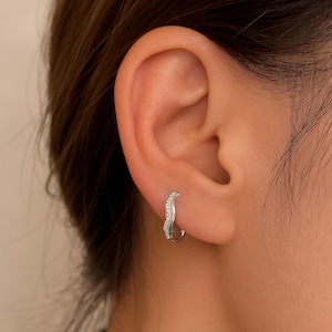 Orecchini a cerchio Huggie Minimal Wave 2 pezzi Piccoli orecchini in acciaio inossidabile argentato con zirconi cubici Delicati gioielli da piercing per tutti i giorni per le donne