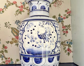 孔雀と花の青色陶器花瓶 Square shaped Delft blue flower vase with peacock on porcelain