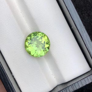 Apple Green Peridot 7.20 Carats | Round Faceted Eye Clean Gemstone | Loose Natural Peridot for Jewelry | Earth Mined Pakistan