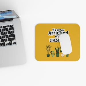 Mauspad für Pflanzenliebhaber - Es ist keine Sucht, es ist ein Lebensstil | Schreibtisch Accessoire für Home Office, Geschenke für Gärtner, Büro Dekor, niedliches Geschenk für Frau und Mann, niedliches Geschenk für Frau und Mann.