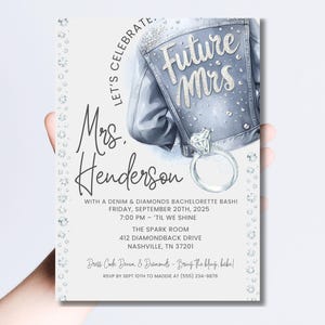 K&ouml;nnte beinhalten: Eine hellgraue Einladungskarte mit dem Text "Future Mrs." und "Mrs. Henderson" in eleganter Schrift. Die Einladung enth&auml;lt Details f&uuml;r eine Junggesellinnenabschiedsparty mit Denim- und Diamanten-Thema, mit einer Jeansjacken-Illustration und einem Diamantring.