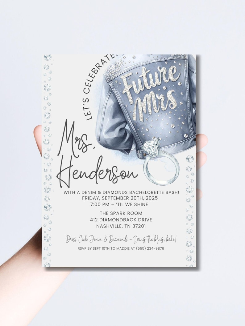 K&ouml;nnte beinhalten: Eine hellgraue Einladungskarte mit dem Text "Future Mrs." und "Mrs. Henderson" in eleganter Schrift. Die Einladung enth&auml;lt Details f&uuml;r eine Junggesellinnenabschiedsparty mit Denim- und Diamanten-Thema, mit einer Jeansjacken-Illustration und einem Diamantring.