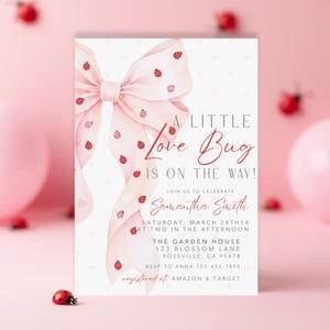 Op de afbeelding: Een roze babyborrel uitnodiging met een aquarel strik en lieveheersbeestjes accenten. De tekst luidt "A Little Love Bug Is On The Way!" met evenementdetails en RSVP-informatie. De uitnodiging is versierd met kleine roze hartjes.
