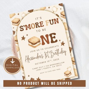Könnte beinhalten: Eine digitale Geburtstagseinladung mit S'mores-Thema. Die Einladung zeigt den Text "It's S'more Fun to be One" und "Alexander's 1st Birthday". Das Design umfasst Illustrationen von S'mores, Sternen und einem digitalen Download-Symbol.