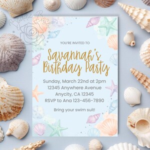 Op de afbeelding: Een lichtblauwe verjaardagsuitnodiging met illustraties van schelpen en zeesterren. De uitnodiging luidt "Savannah's Birthday Party" met evenementdetails. Schelpen omringen de uitnodiging.