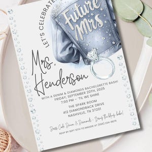K&ouml;nnte beinhalten: Eine wei&szlig;e Einladungskarte mit einer Illustration einer Jeansjacke und eines Diamantrings. Der Text lautet "Future Mrs." und enth&auml;lt Details f&uuml;r eine Junggesellinnenparty, einschlie&szlig;lich Datum, Uhrzeit und Ort. Der Dresscode lautet "Denim & Diamonds."