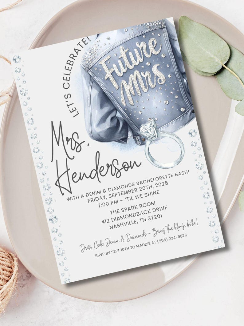 K&ouml;nnte beinhalten: Eine wei&szlig;e Einladungskarte mit einer Illustration einer Jeansjacke und eines Diamantrings. Der Text lautet "Future Mrs." und enth&auml;lt Details f&uuml;r eine Junggesellinnenparty, einschlie&szlig;lich Datum, Uhrzeit und Ort. Der Dresscode lautet "Denim & Diamonds."