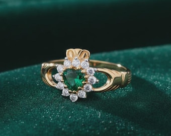 18 Karat Gold Smaragd Claddagh Ring auf massivem Sterlingsilber 925er Größenstempel Größe K-U