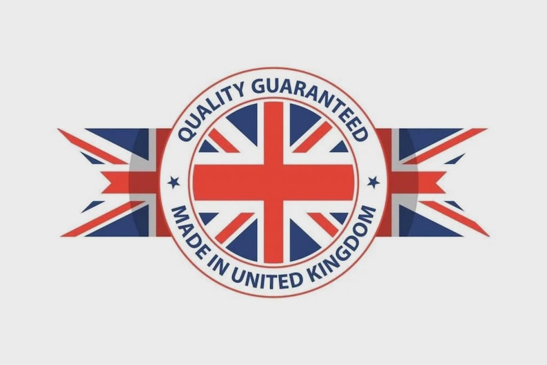 K&ouml;nnte beinhalten: Ein kreisf&ouml;rmiges Emblem mit dem Union-Jack-Flaggen-Design, mit dem Text "QUALITY GUARANTEED" und "MADE IN UNITED KINGDOM". Das Emblem ist von einem Band mit dem Union-Jack-Flaggen-Design umgeben.