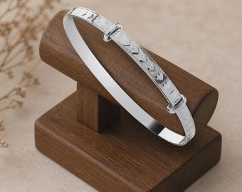 Pulseira feminina expansível em formato de coração, em prata de lei 925 com marca de autenticidade.