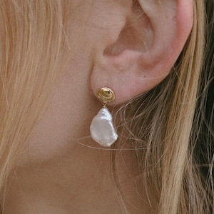 Puces d'oreilles nuage faites main avec perle baroque blanche : laiton, argent sterling, vermeil ou or 10 carats