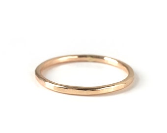 Anillo facetado delicado hecho a mano / banda de apilamiento o anillo Midi en plata de ley, 14k o 14k relleno de oro