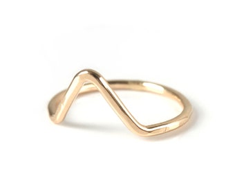 Handmade Faceted Gold Peak Wedding Band / / Triangle Wedding Ring in Solid 14k or 18k Gold