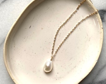 Pearl Solitaire Necklace / / Minimalist Single Baroque Pearl Necklace in 14k Gold Filled, Sterling Silver or Solid 14k Gold