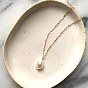 Pearl Solitaire Necklace / / Minimalist Single Baroque Pearl Necklace in 14k Gold Filled, Sterling Silver or Solid 10k Gold
