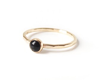 Anillo de apilamiento de piedra de ónix negro hecho a mano // Anillo de piedra preciosa de plata esterlina o relleno de oro martillado delicado de 14k