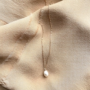 Pearl Solitaire Necklace / / Minimalist Single Baroque Pearl Necklace in 14k Gold Filled, Sterling Silver or Solid 14k Gold image 2