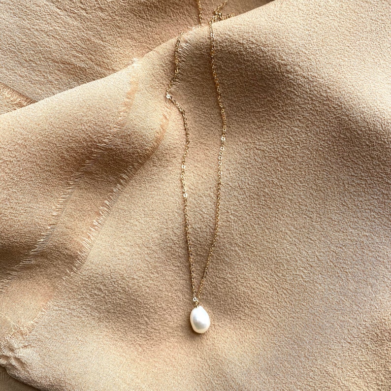 Pearl Solitaire Necklace / / Minimalist Single Baroque Pearl Necklace in 14k Gold Filled, Sterling Silver or Solid 14k Gold image 2