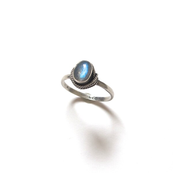 Vintage Sterling Silver & Labradorite Ring / / Delicate Oval Gemstone Ring Size 6.5