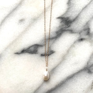 Pearl Solitaire Necklace / / Minimalist Single Baroque Pearl Necklace in 14k Gold Filled, Sterling Silver or Solid 14k Gold image 4