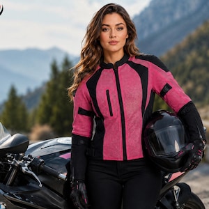 Può includere: Una giacca da moto caratterizzata da un corpo in rete rosa vivace con pannelli neri, collo alto e chiusura frontale con zip. La giacca include maniche nere con imbottiture protettive integrate e un casco da moto nero tenuto in una mano.