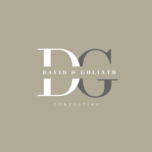 Puede incluir: Un logotipo para una empresa de consultoría llamada "David & Goliath Consulting". El logotipo presenta las letras "D" y "G" en una fuente estilizada, con "David" y "Goliath" escritos en una fuente más pequeña debajo de las letras.