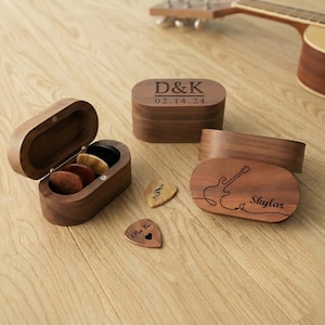Estuche de madera personalizado para púas de guitarra y púas personalizadas, cejilla de madera grabada, estuche organizador de púas para músicos, regalo para guitarristas acústicos.