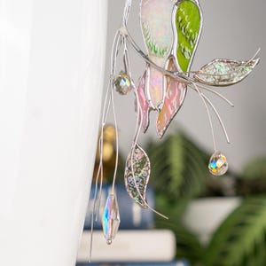 Radiant green hummingbird plant pot decor – a shimmering beauty for nature lovers.