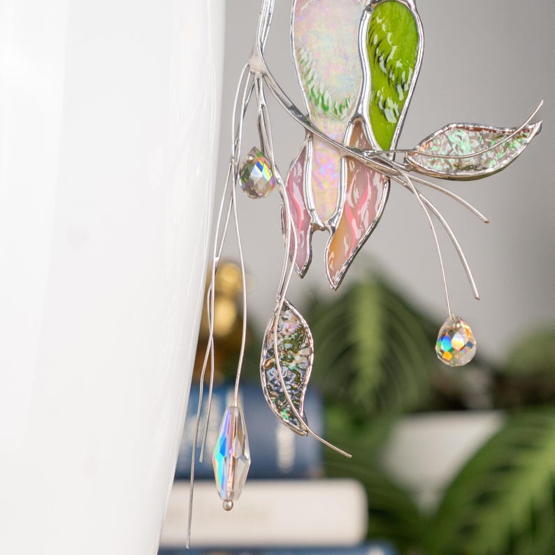 Radiant green hummingbird plant pot decor – a shimmering beauty for nature lovers.
