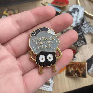 あなたが思っているよりも強いエナメルピン - かわいいメンタルヘルスサポートバッジ - インスピレーションあふれるスススプライトラペルピン - スタジオ風セルフケアギフト