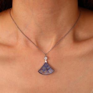 Collar de nomeolvides con piedras de nacimiento personalizadas, joyería delicada hecha a mano con flores de resina prensada, regalo de cumpleaños y recuerdo.