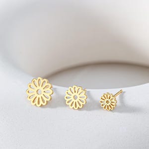 Daisy Flower Stud Earrings in Sterling Silver, Dainty Gold Floral Jewelry for Women, Minimalist Nature-Inspired Gift, Cute Gift for Women