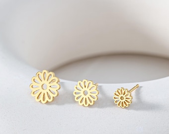 Daisy Flower Stud Earrings in Sterling Silver, Dainty Gold Floral Jewelry for Women, Minimalist Nature-Inspired Gift, Cute Gift for Women