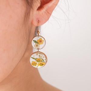 Real Dwarf Daffodil Queen Anne’s Lace Earrings, Handmade Preserved Resin Flowers Jewelry, Botanical Jewelry for Mom, Gift for Nature Lovers