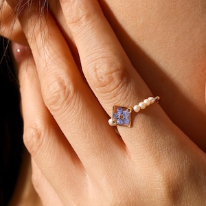 Forget Me Not Flower and Pearl Ring, Real Pressed Flower Resin Ring, Handmade Memorial Jewelry, Dainty Nature-Inspired Gift, Meaningful gift