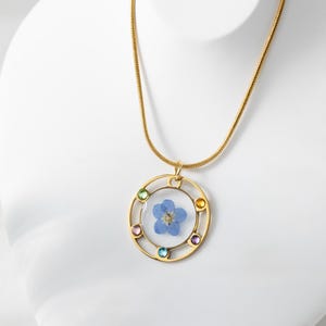 Collar personalizado con piedras de nacimiento familiares, no me olvides, joyería de flores de resina prensada hecha a mano, regalo para la abuela, regalo para ella