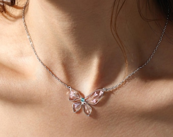 Gepersonaliseerde geboortesteen vlinderketting, handgemaakte hars paarse bloemen sieraden, minimalistische vlindersieraden, cadeau voor natuurliefhebbers